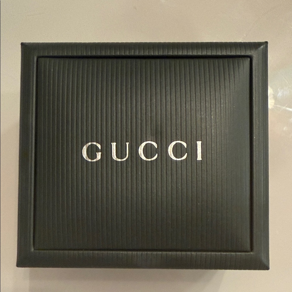 Gucci 1900L square-faced watch in stainless steel with a black dial